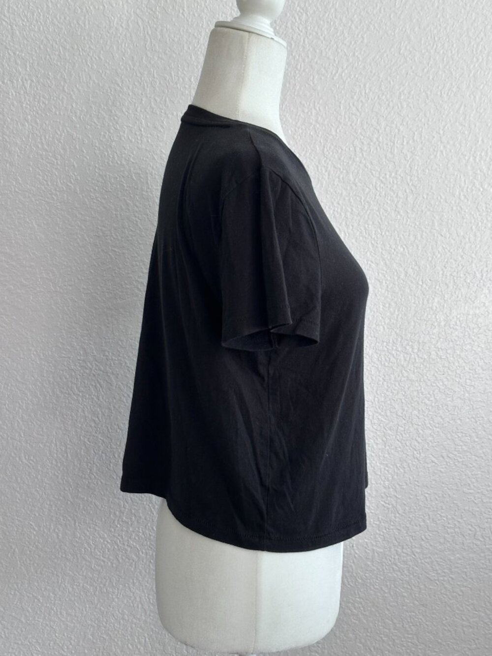 Universal Thread Black Tee Size Medium Soft Cotton Basic Short Sleeve Everyday - Picture 4 of 7